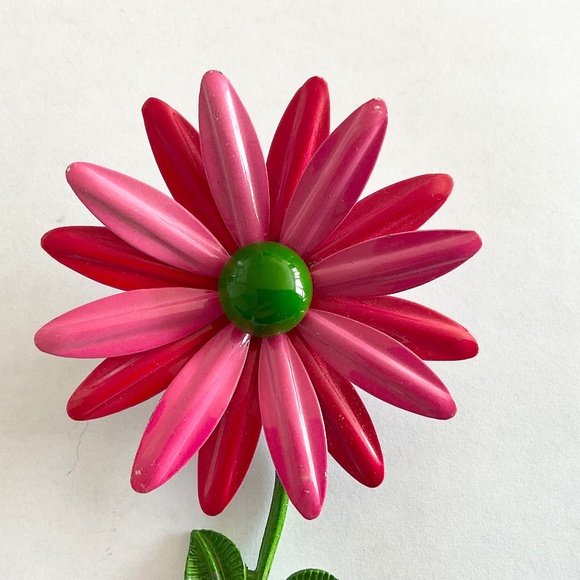 Vintage floral enamel pink and green pin/brooch - Picture 1 of 3